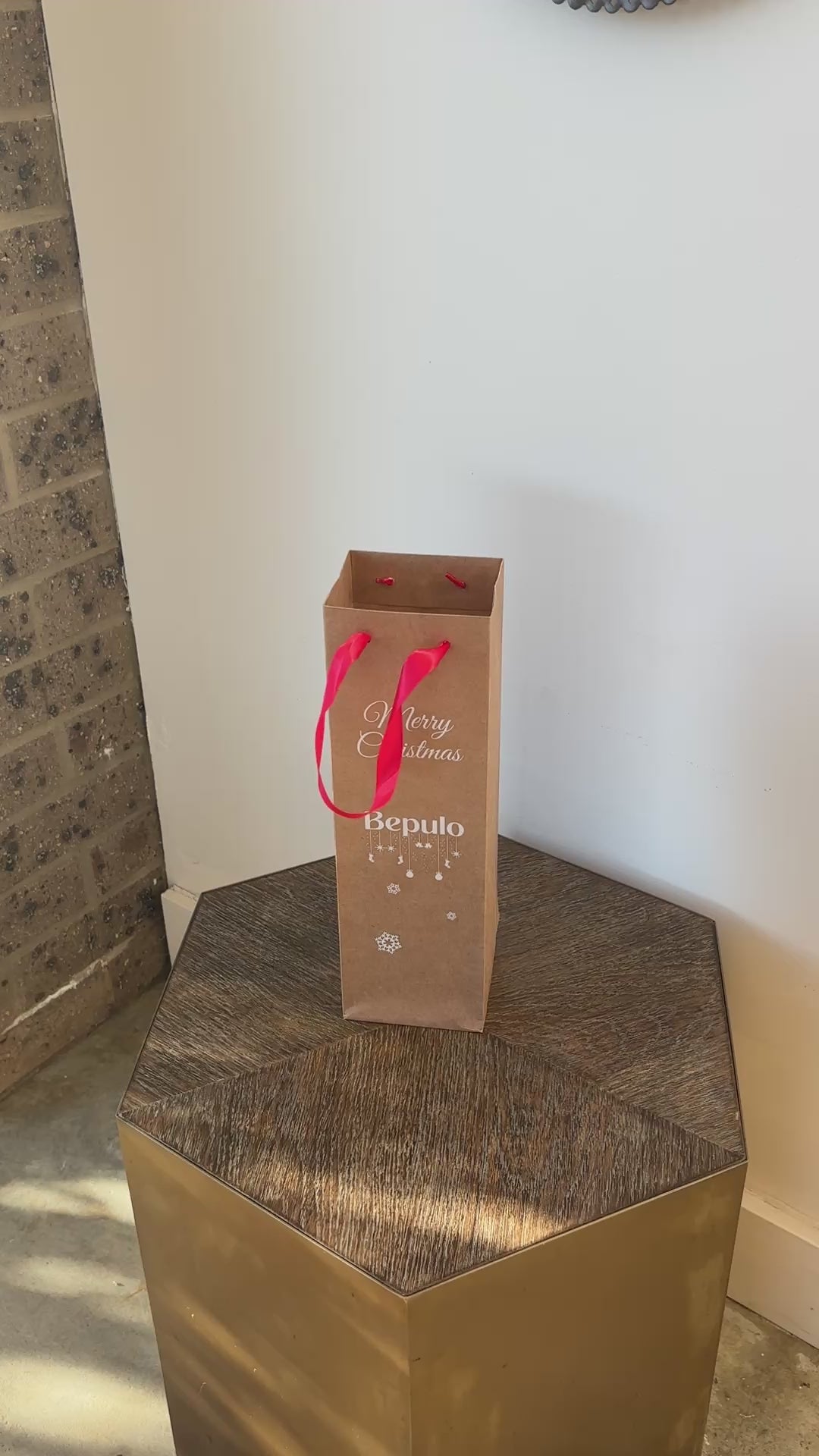 A video of a Bepulo gift bag standing on a small table
